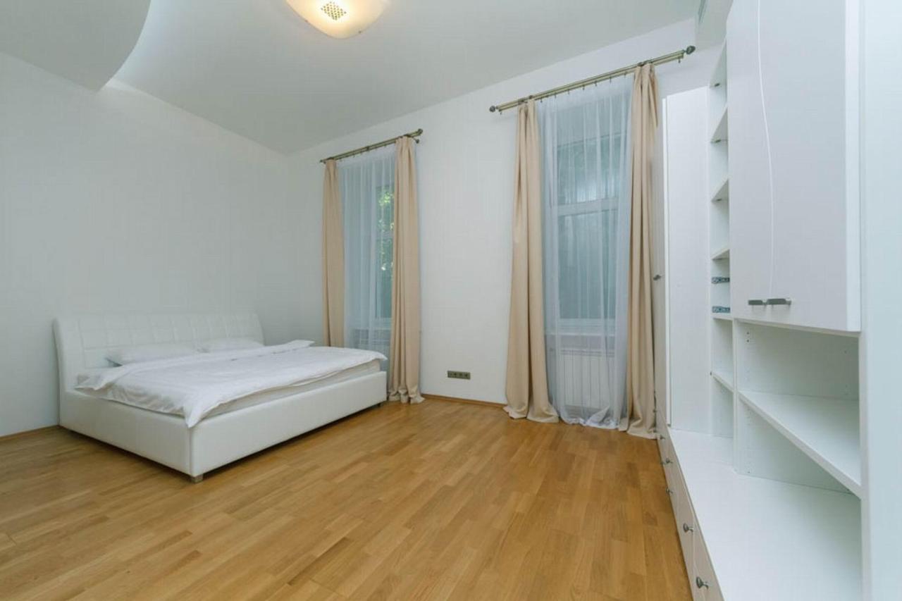 Lux Near Maidan, Khreschutyk 3Br Apartment Kiev Luaran gambar