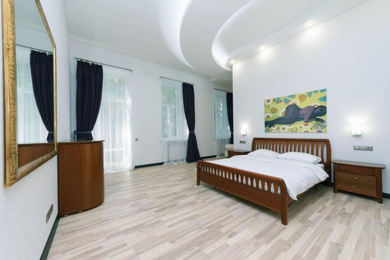 Lux Near Maidan, Khreschutyk 3Br Apartment Kiev Luaran gambar