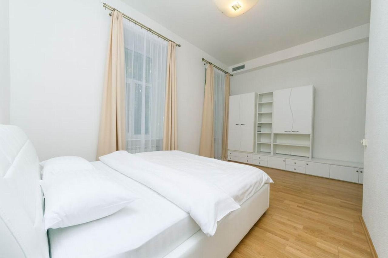Lux Near Maidan, Khreschutyk 3Br Apartment Kiev Luaran gambar